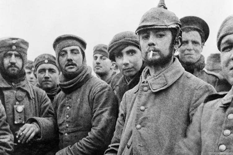 Engelske og tyske soldater ”fraterniserer” med fjenden - fejrer jul sammen - den 25. december 1914 ved Ploegsteert, Belgien